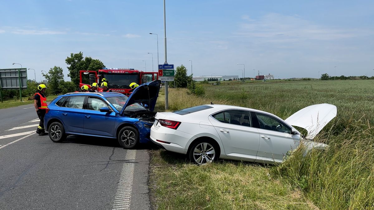 Řidič se v Praze otáčel přes šrafování, v protisměru do něj vrazilo auto